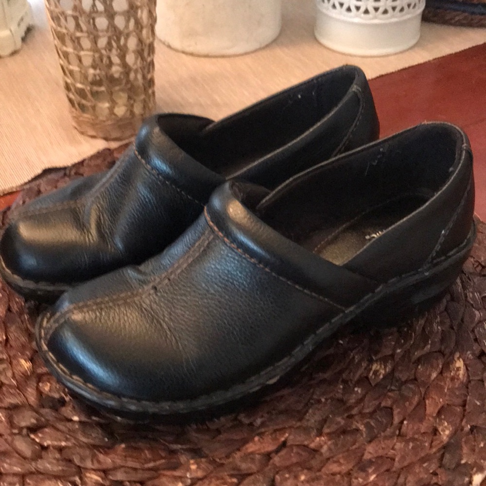 Sharp Size 7 Thom Mc An shoes. Super comfy. 🖤